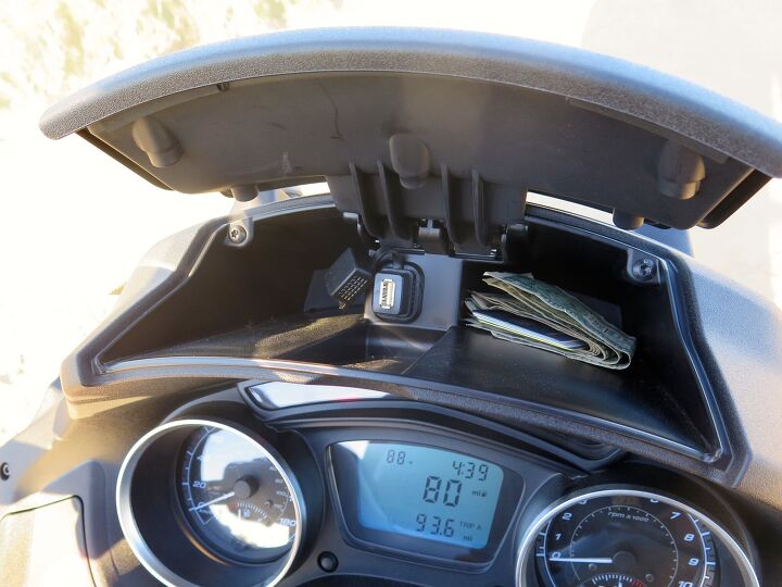 2016 piaggio mp3 500ie review, Speedo tachometer trip computer glovebox with USB port not bad Brake levers are non adjustable though