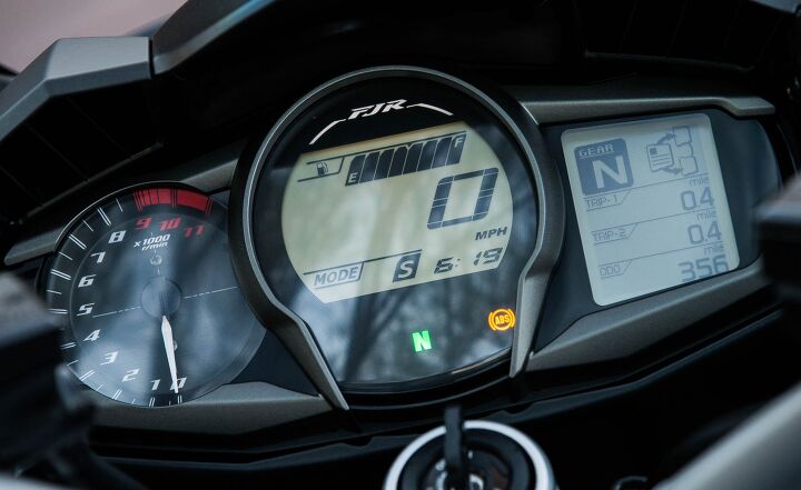 2016 yamaha fjr1300a and fjr1300es review, The redesigned instrument cluster with its large speedometer is much easier to read