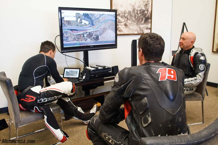 yamaha champions riding school review, Chris Peris gives pointers during video analysis debriefing