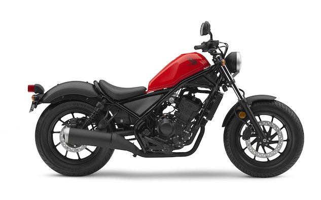 world debut of 2017 honda rebel 500 and rebel 300, Because the two bike share everything except for engines it s difficult telling the Rebel 300 above from its 500 counterpart in the previous image dual exhaust pipes on the 500 are the obvious giveaway Note how the brake rotor carrier matches the spokes of the front cast wheel Nice touch