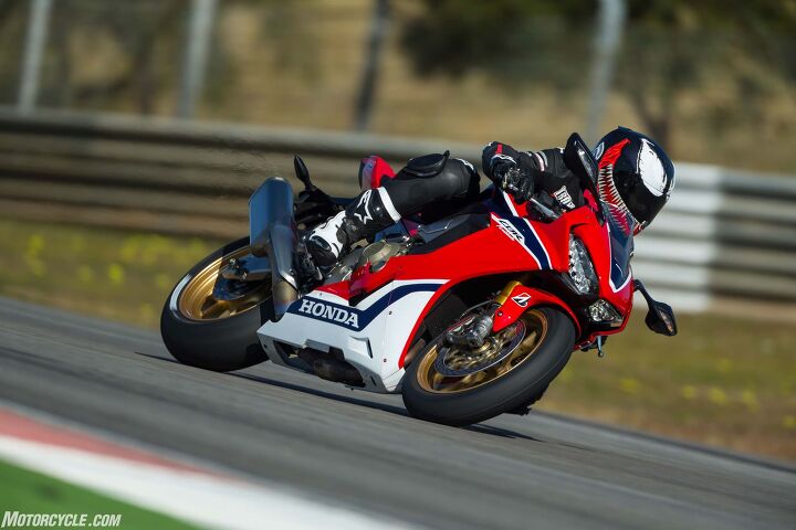 2017 honda cbr1000rr and cbr1000rr sp review, No surprise the Brembo calipers on SP models seen here are quite good but equally impressive are the new Tokico squeezers Both provide good stomp and feel at the lever making it easy to trailbrake into corners