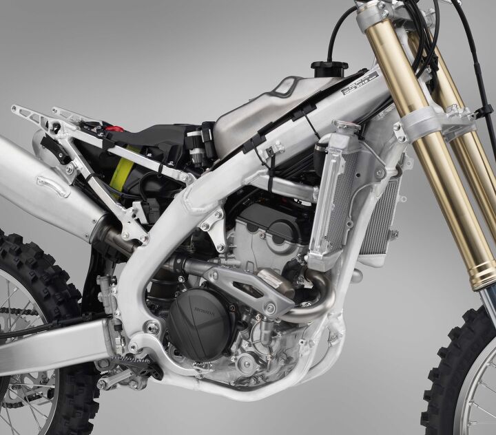 2018 honda crf250r first look, The CRF250R s aluminum perimeter chassis is taken from the proven sixth generation design introduced on the 2017 CRF450R The frame offers a shorter wheelbase and better flex to help improve rear wheel traction