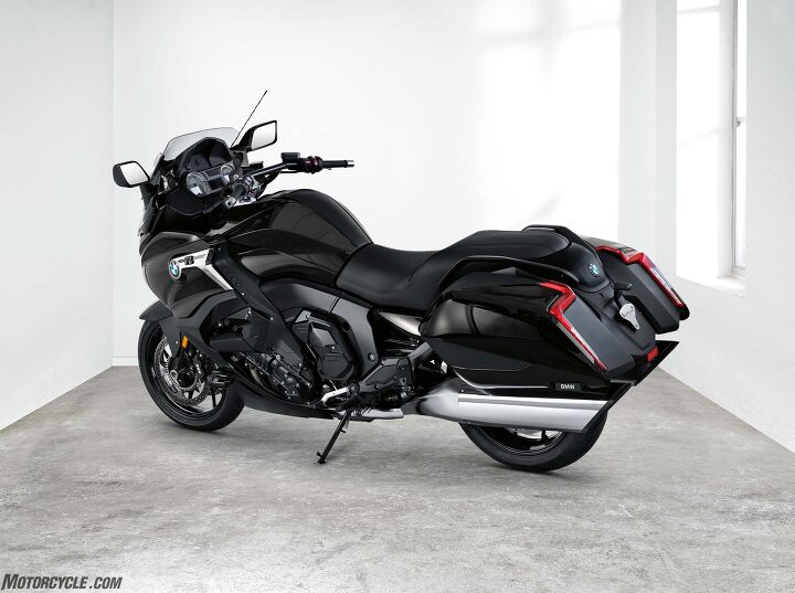 2018 bmw k1600b first ride review, Part of the rear fender pivots up so you can change the rear tire without removing the bags