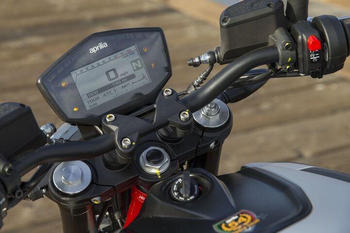 2018 aprilia shiver 900 first ride review, The 4 3 inch TFT display offers easily legible information An auto contrasting function changes background colors from white to black based on a light sensor