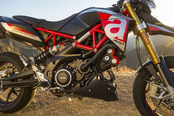 Мотоцикл Aprilia SMV 900 Dorsoduro 2018 - подробный обзор и особенности модели для любителей экстремального вождения Мотоцикл Aprilia SMV 900 Dorsoduro 2018 обзор