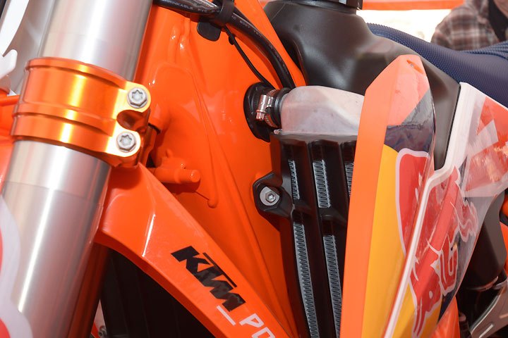 ktm unveils 2018 450 sx f factory edition, The steering head area of the 450 SX F Factory Edition s chro moly steel chassis has been beefed up to increase longitudinal stiffness between 7 10 without sacrificing comfort according to KTM A new aluminum triple clamp also increases front end rigidity