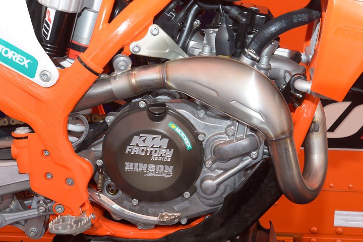 ktm unveils 2018 450 sx f factory edition, The Factory Edition s 449 9cc SOHC engine is 1 lb lighter and smaller than the previous engine The cylinder head has been lowered by 15mm Also note the new midpipe resonance chamber which is part of a completely new exhaust system