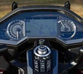 2018 honda gold wing tour review, The dash is well laid out and is an ideal tool for navigating the information a rider needs out on the road