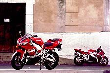 church of mo yamaha yzf r1 y2k 2000 first ride, We ll take ours in red