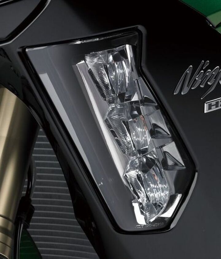 2018 kawasaki h2 sx se first ride review, I regret that I was in the bar when I should ve been out testing these cornering lights exclusive to the SE but it had been a long day Three lights at 10 20 and 30 degrees are activated by the lean angle of the motorcycle creating a wider path of light
