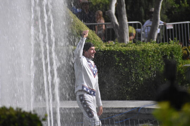 travis pastrana pays homage to evel knievel and soars his way into the record books, Travis jumped over and then in the fountain to cool off and celebrate his accomplishment