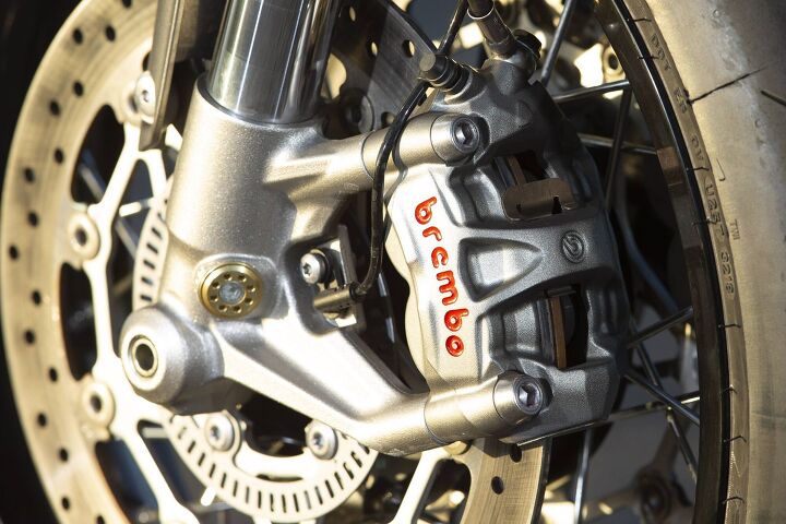 2020 triumph thruxton rs review first ride, Radially mounted Brembo M50 calipers as well as a Brembo master cylinder now provide superbike levels of stopping power and feedback at the Thruxton RS lever