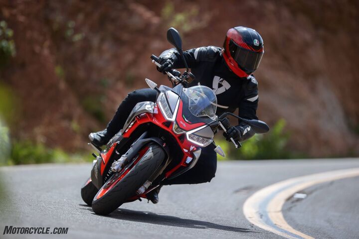 2021 aprilia tuono 660 review first ride, The Tuono 660 has a reduced triple clamp offset slightly steeper rake and shorter wheelbase compared to the RS which adds to its agility