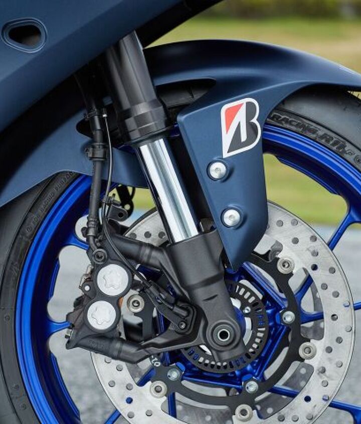 2022 yamaha yzf r7 review first ride, Rubber brake lines add some sponginess to the lever but that s an easy fix