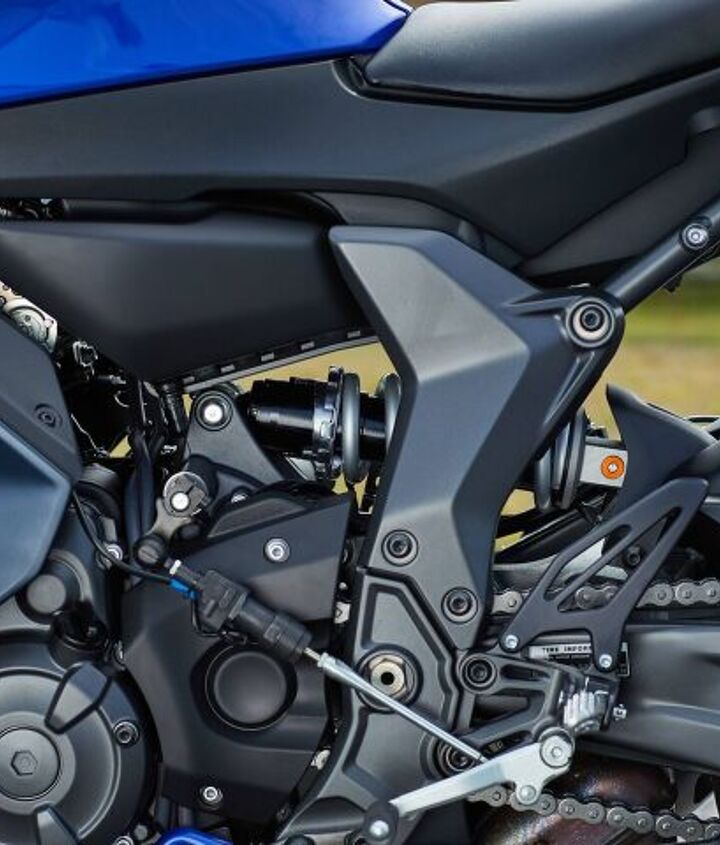 2022 yamaha yzf r7 review first ride, While visually very similar to the MT 07 the side plate on the R7 frame is stronger and stiffer for more torsional rigidity Note the optional quickshifter equipped on our test bike A 199 option
