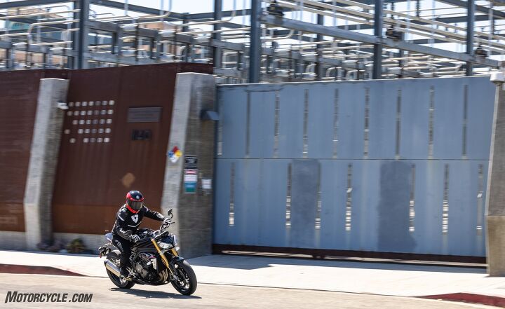 2022 triumph speed triple 1200 rs review first ride, During a good mix of around town and freeway heavy handed riding the Speed Triple 1200 yielded a lowly 29 4 mpg That s only about 120 miles before the tank runs dry