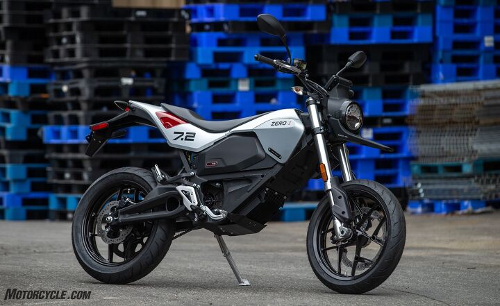 2022 zero fxe review first ride, The FXE s 32 9 inch seat height isn t too tough to manage since the machine weighs in under 300 pounds