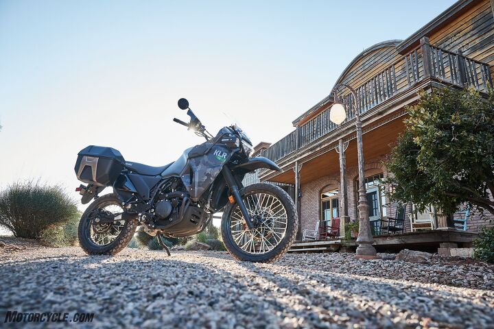 2022 kawasaki klr 650 review first ride, Me and my 30 inch getaway sticks weren t huge fans of the 1 2 inch shorter side stand It made parking a precarious situation at times