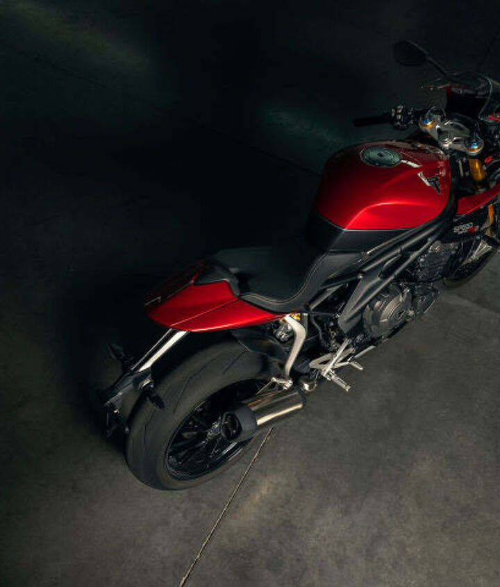 2022 triumph speed triple 1200 rr first ride, The seat itself is quite comfortable and its 32 7 inch height is manageable thanks to a thin waist