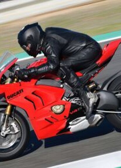 2022 ducati panigale v4 s review first ride