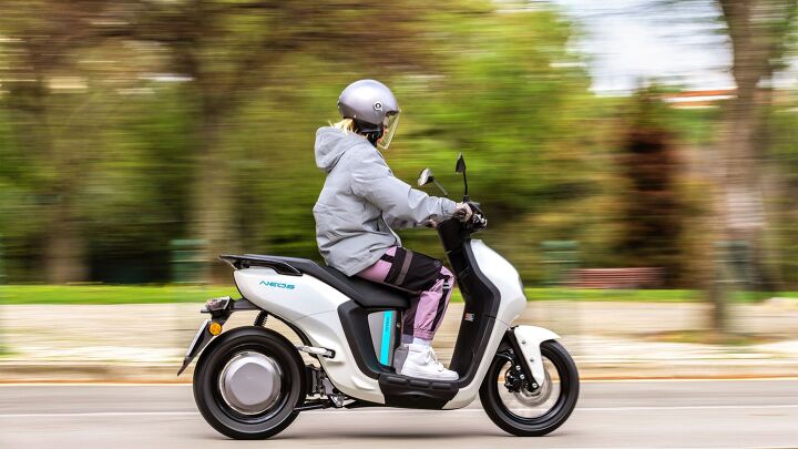 2022 yamaha neo s e01 electric scooter details released, The rubber moulding lining the bodywork from under the seat across the floorboard and up the rear of the front shield help provide some protection from minor scuffs