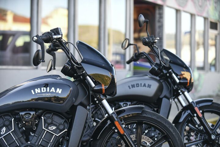 2022 indian scout rogue and rogue sixty review first ride, Full Rogue at left with cool mirrors and more chrome Rogue Sixty at right less cash less flash