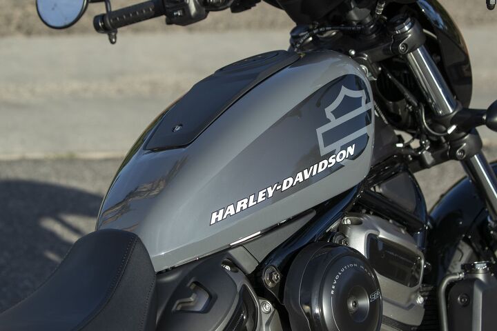 2022 harley davidson nightster review first ride, The steel tank cover looks nice but the lack of bracing along the sides meant you could pretty easily push it in with your hand and if you flicked it the sound brought to mind that of a bell tolling