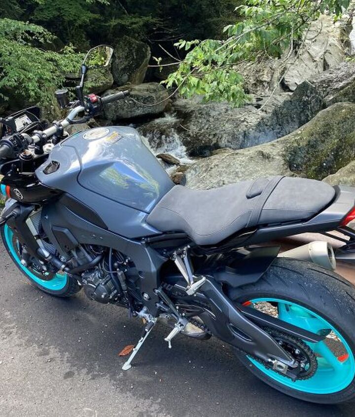 2022 yamaha mt 10 review first ride, Excellent ergos include the shape of the gas tank which is made for squeezing onto for dear life with your thighs