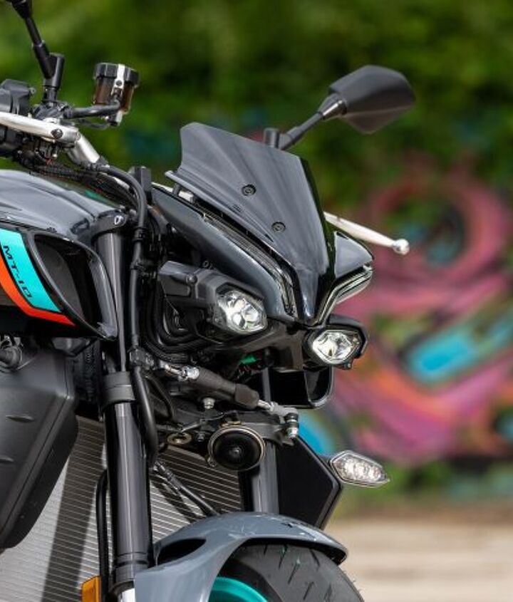 2022 yamaha mt 10 review first ride, The cross mounted steering damper in front may serve as a design element