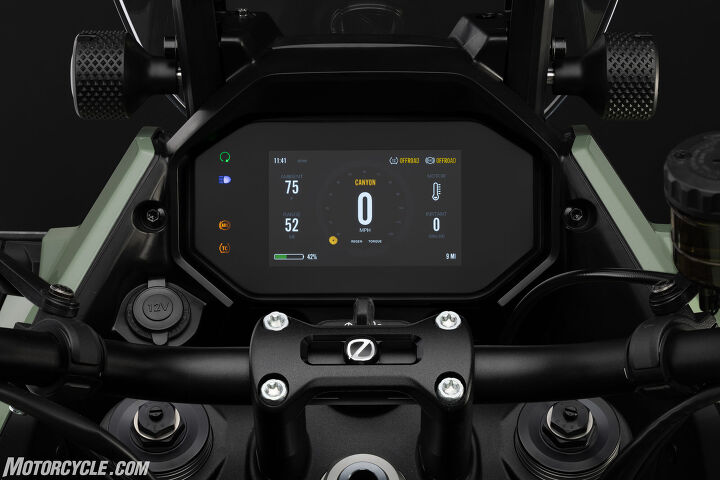 2023 zero dsr x review first ride, The TFT display is easy to read and toggling through the menus is surprisingly easy considering the level of adjustability is at your fingertips Note the 12v power outlet to the left of the display