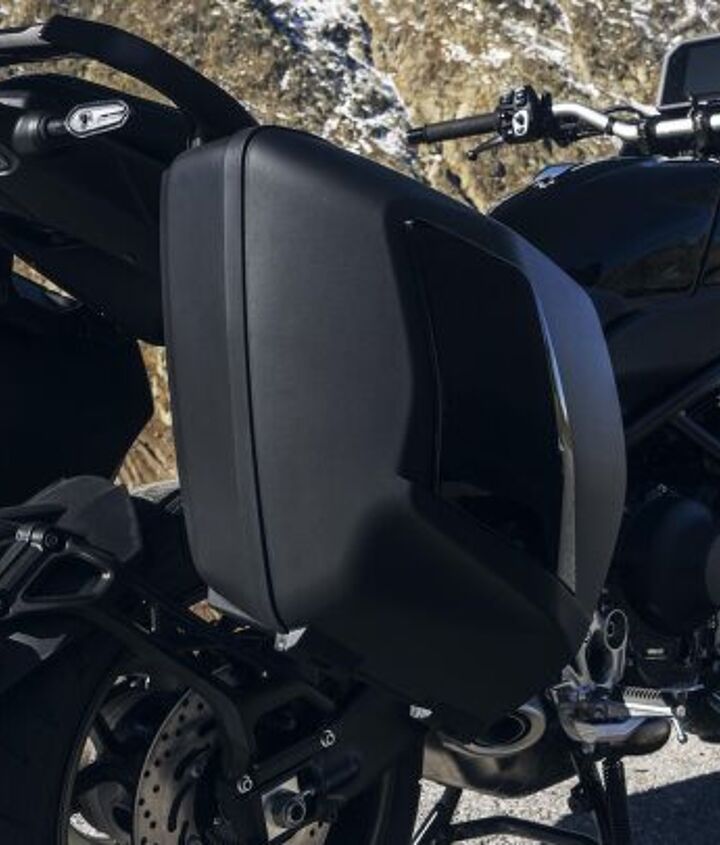 2023 yamaha niken gt first look, The Niken sports new style hard cases which give 30 liters capacity each