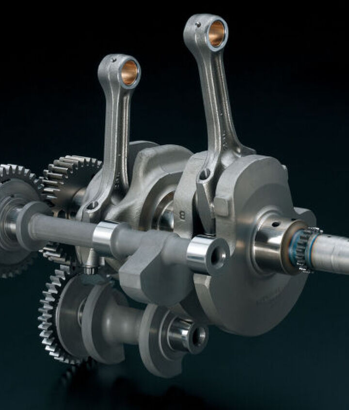 2023 suzuki gsx 8s first look, The secret sauce of the engine s smoothness according to Suzuki is its patented Suzuki Cross Balancer the two counter balancers 90 from the crankshaft