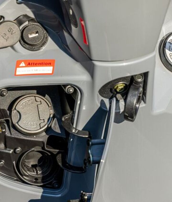 2022 sym fiddle iv scooter review first ride, Hang stuff from the hook 1 6 gallons of fuel lasts a long time and there s your USB port