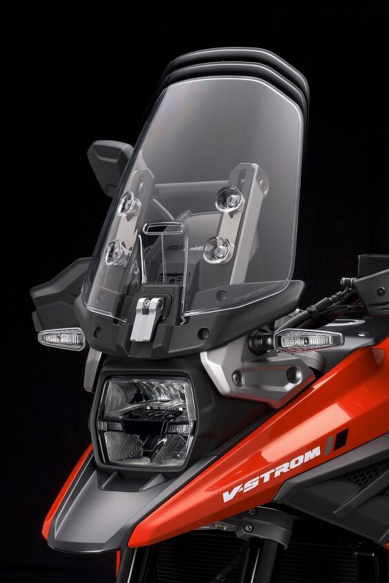 2020 honda crf1100l africa twin vs suzuki v strom 1050xt, Flipping that clamp up lets you adjust the windscreen height Good luck doing it while the bike is moving