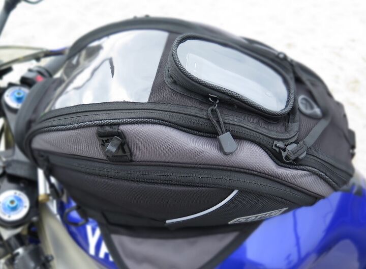 rapid transit recon 19l magnetic tank bag review, It s magnetic no A neodymium magnet in each fold out flap and one in the front bottom keep the Recon firmly attached