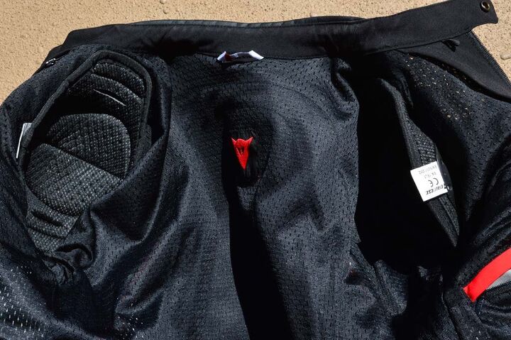 dainese super speed textile jacket review, A peek inside the jacket reveals a mesh inner liner as well as the shoulder protectors