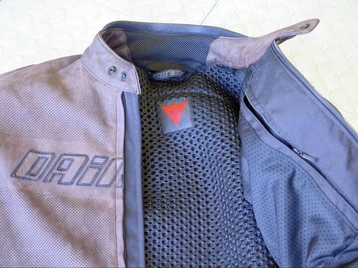 mo tested dainese street rider jacket review, The nylon mesh 3D Bubble liner on back lets air slide right through The zipper at right seals up the breast pocket