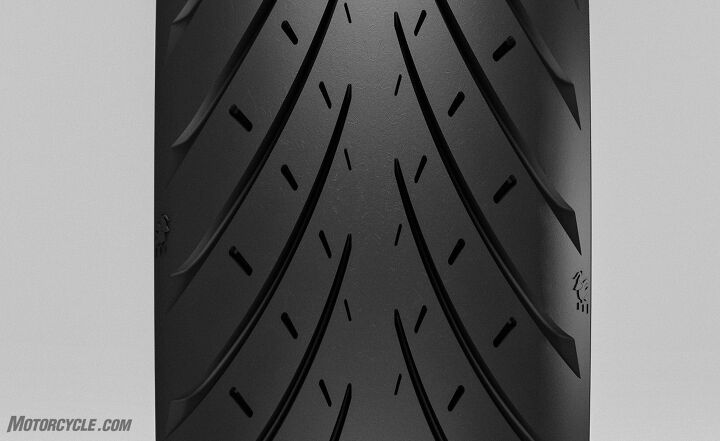 metzeler roadtec 01 tire review, Note the lack of grooving in the center of the rear tire The drops and sabers of the tread design are said topromote better grip and shorter warm up times
