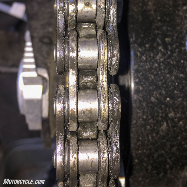mo tested velocity chain maintenance system, Another angle on the chain after a couple passes The difference between the left O rings and the right ones illustrates why you should change the brush position a few times during the cleaning