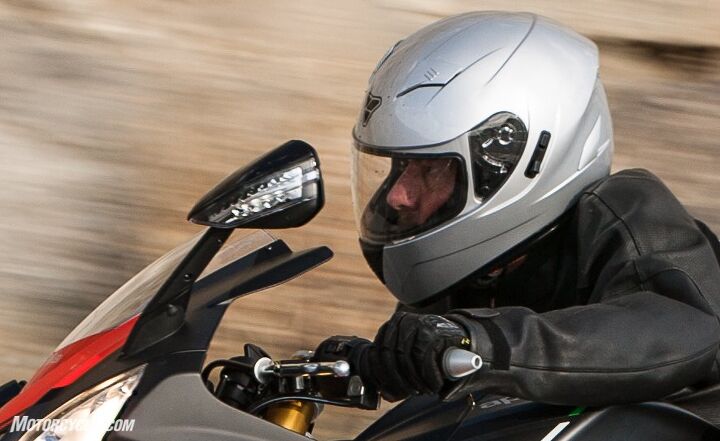mo tested pilot st 17 helmet review, The ST 17 s injection molded ABS shell looks sleek and its interior does a pretty good job of keeping road noise to a minimum