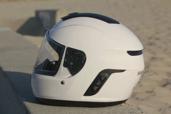 mo tested sena momentum helmet, Three buttons are all you need to navigate the features of the Sena Momentum helmet