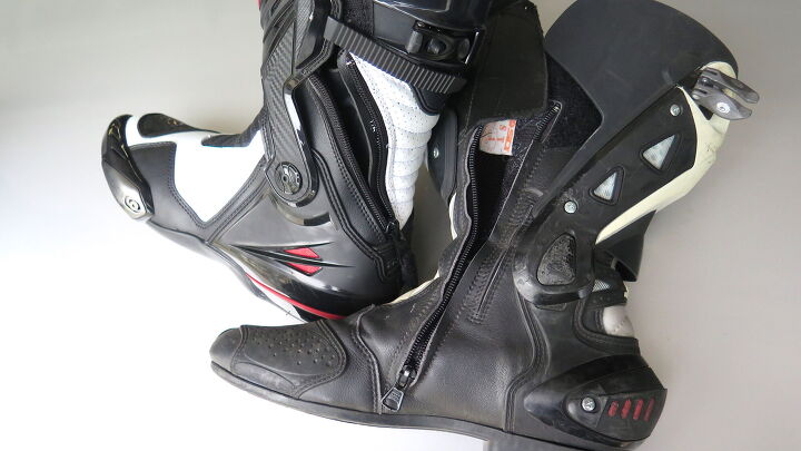 Sedici Corsa at left, with outside zipper. Old favorite Sidi right, with zipper in instep, approximately 987% easier to get on and off your feet.
