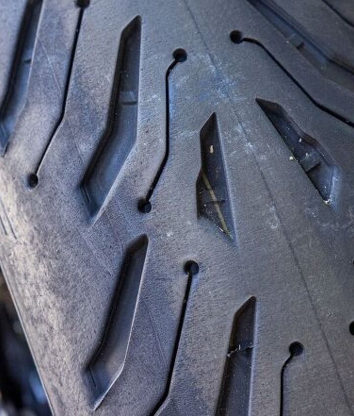 As you can see, I haven’t been shy about taking the Road 6 rear tire right up to its edge. The section of the tread without the grooves as you near maximum lean plays an important role in this level of grip.
