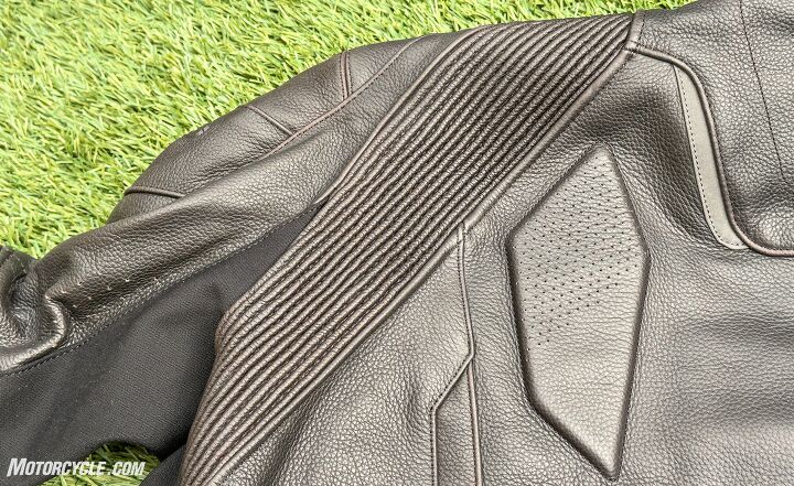 The accordion panels on the shoulders ease movement. Below the collar, there is a touch or reflective material.
