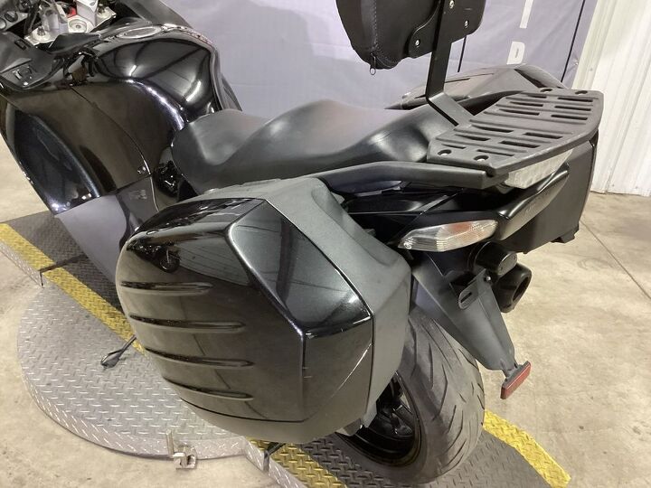only 46191 miles two brothers carbon fiber exhaust passenger backrest handlebar