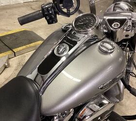 only 16 736 miles 1 owner reverse vance and hines exhaust rack windshield