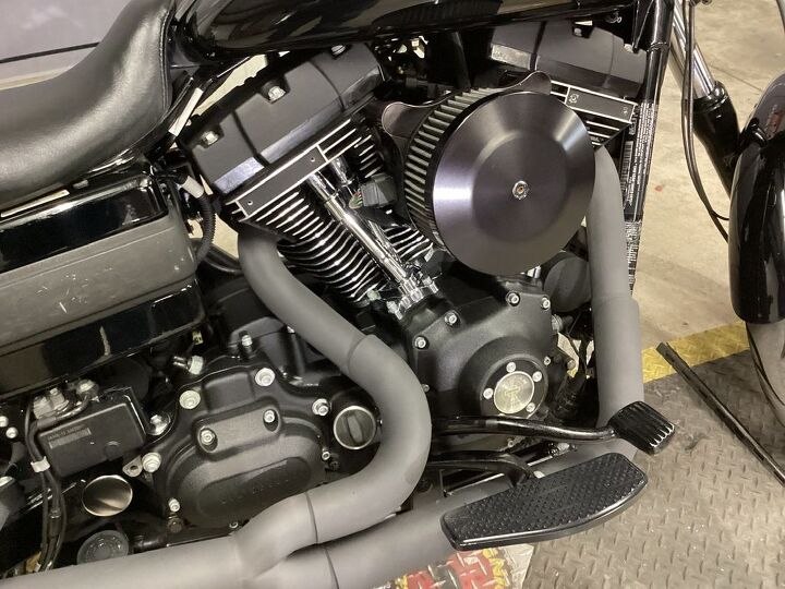 1 owner 41 930 miles 110 screamin eagle motor two brothers 2 into 1 exhaust