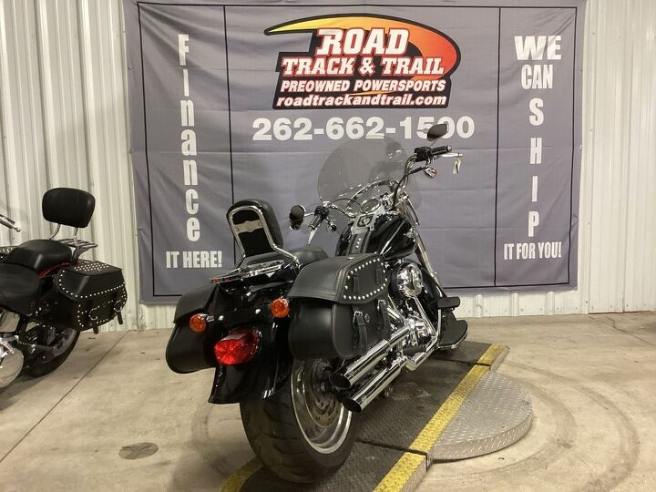 only 24 690 miles vance and hines exhaust detachable windshield hard mounted