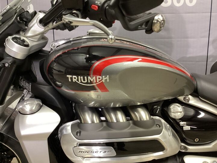only 711 miles 1 owner factory warranty through 11 3 2023 triumph hard mounted
