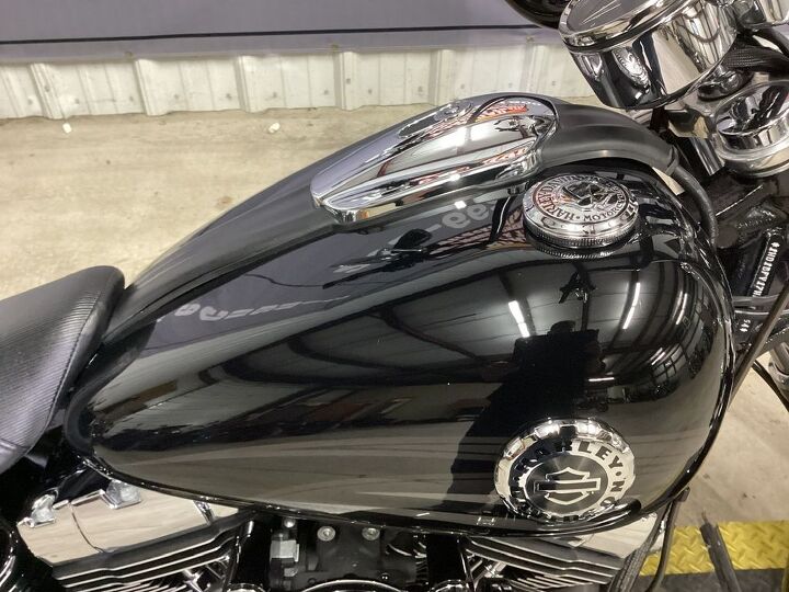 only 14390 miles vance and hines exhaust screamin eagle contrast cut high flow